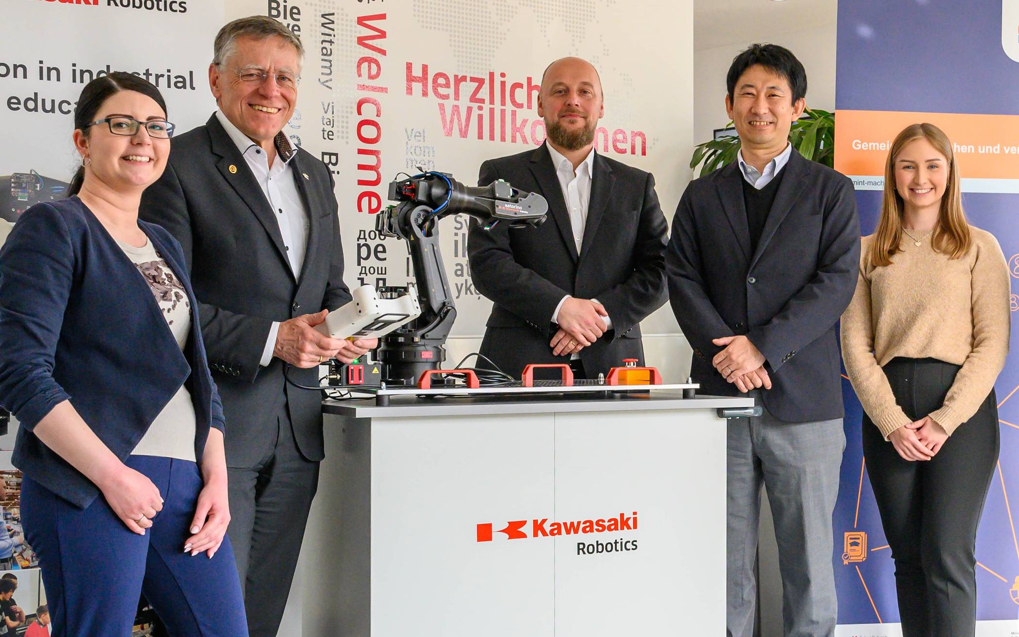  Fiona Richter, Landrat Hans-Jürgen Petrauschke, Philip Werner, Shuhei Kuraoka (Geschäftsführer von "Kawasaki Robotics EMEA") und zdi-Koordinatorin Jessica Schillings stellten das Spielfeld des diesjährigen Roboterwettbewerbs vor. 