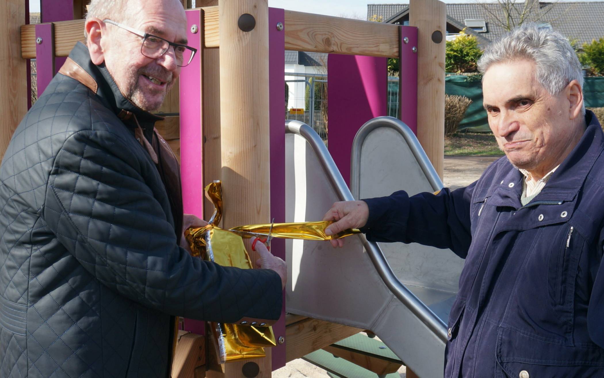  Die neuen Spielgeräte im Goldregenpark in Hemmerden wurden dank bürgerschaftlichen Engagements möglich. Die Freigabe erfolgte per „doppelten Schnitt“. 