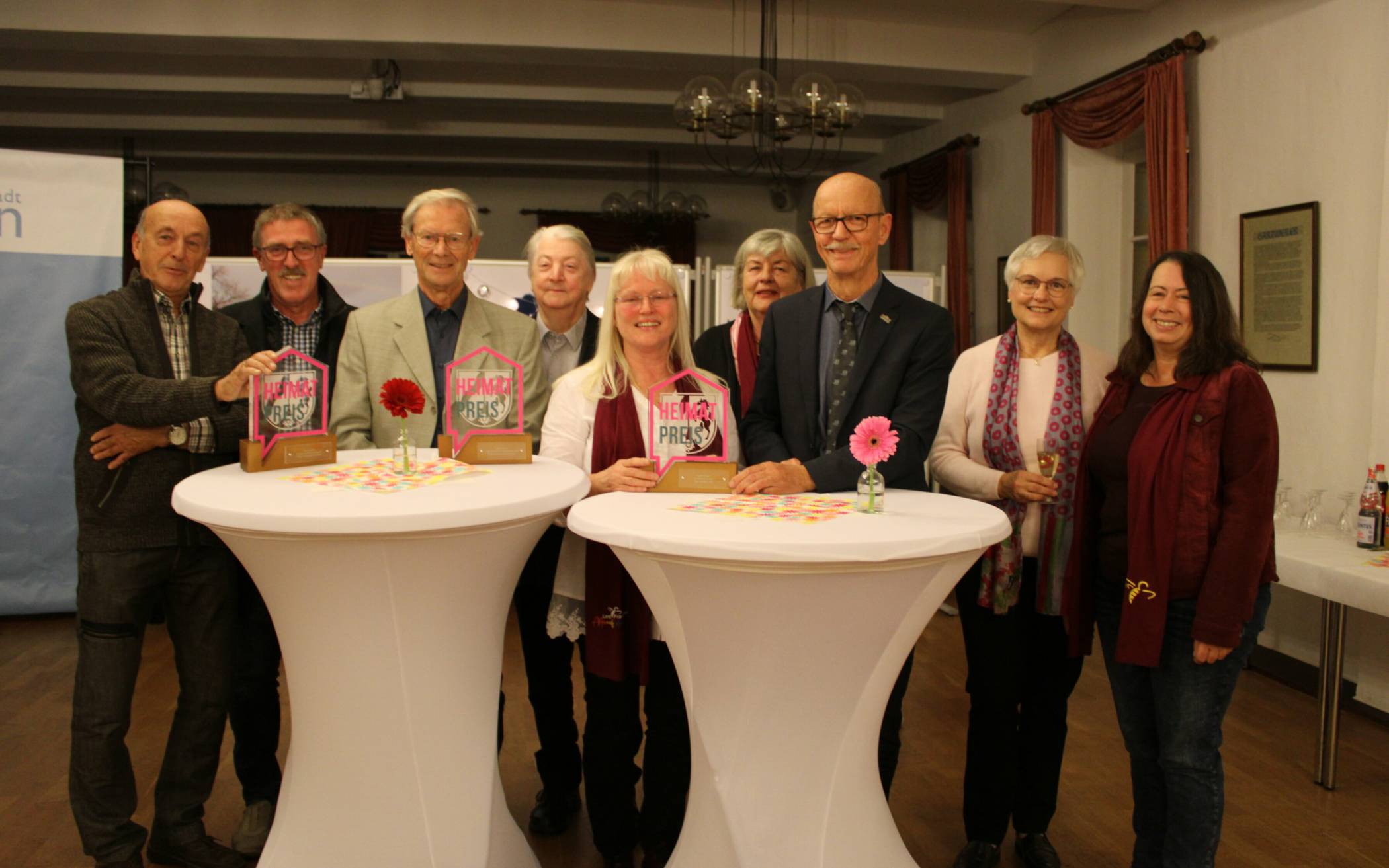  Bürgermeister Harald Zillikens mit den Gewinnern des Heimat-Preises 2023.  