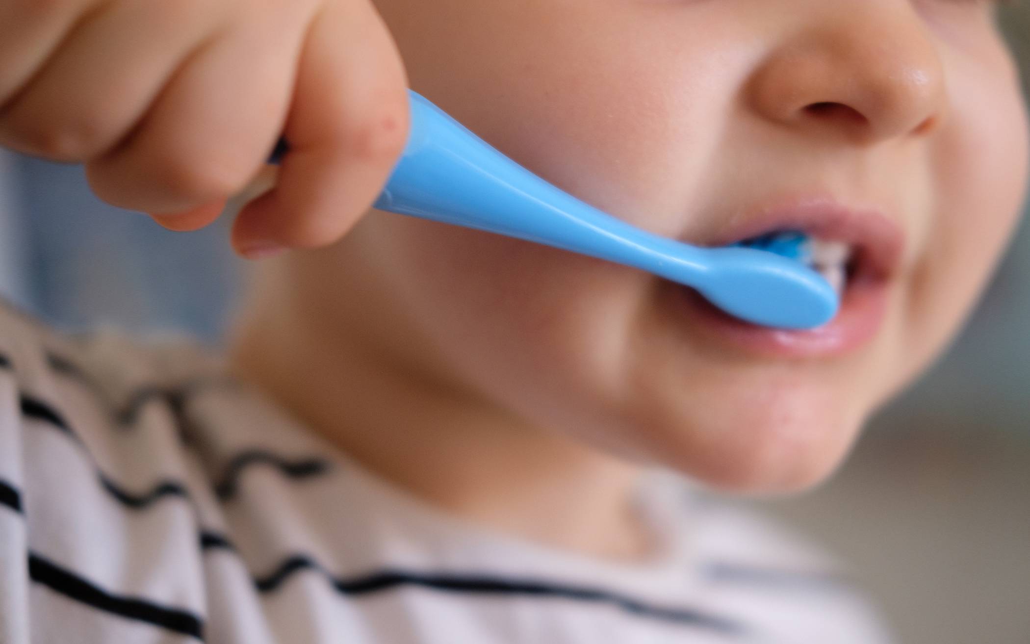 Zähneputzen und mehr: Der Zahnärztliche Dienst des Gesundheitsamts im Rhein-Kreis bietet das Präventionsprogramm „KiTa mit Biss“ gegen frühkindliche Karies an.