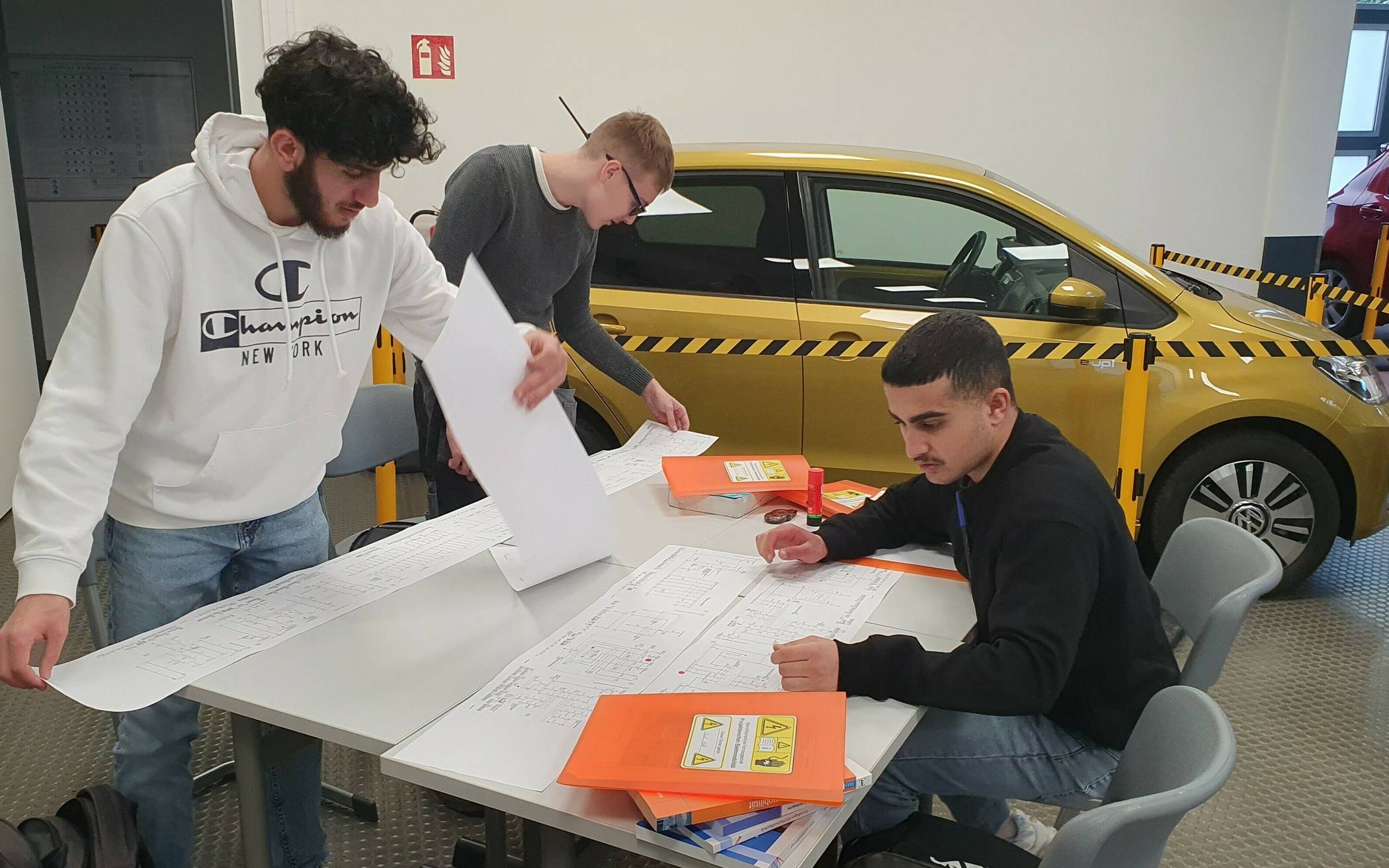 Neue Einblicke: Die „Projektwochen Elektromobilität“ der Berufsfachschule für Fahrzeugtechnik am BBZ sind erfolgreich abgeschlossen worden.