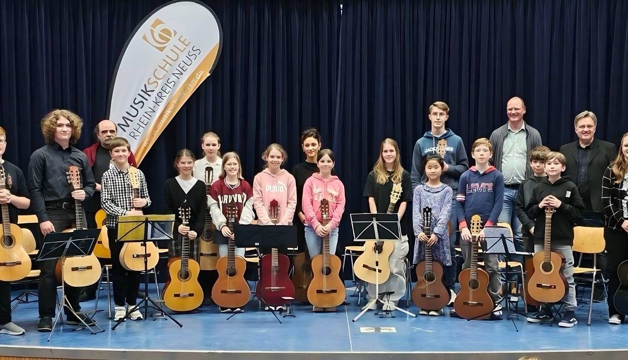 17 junge Musiker der Musikschule Rhein-Kreis Neuss begeisterten beim Konzert „Frisch gezupft“.  