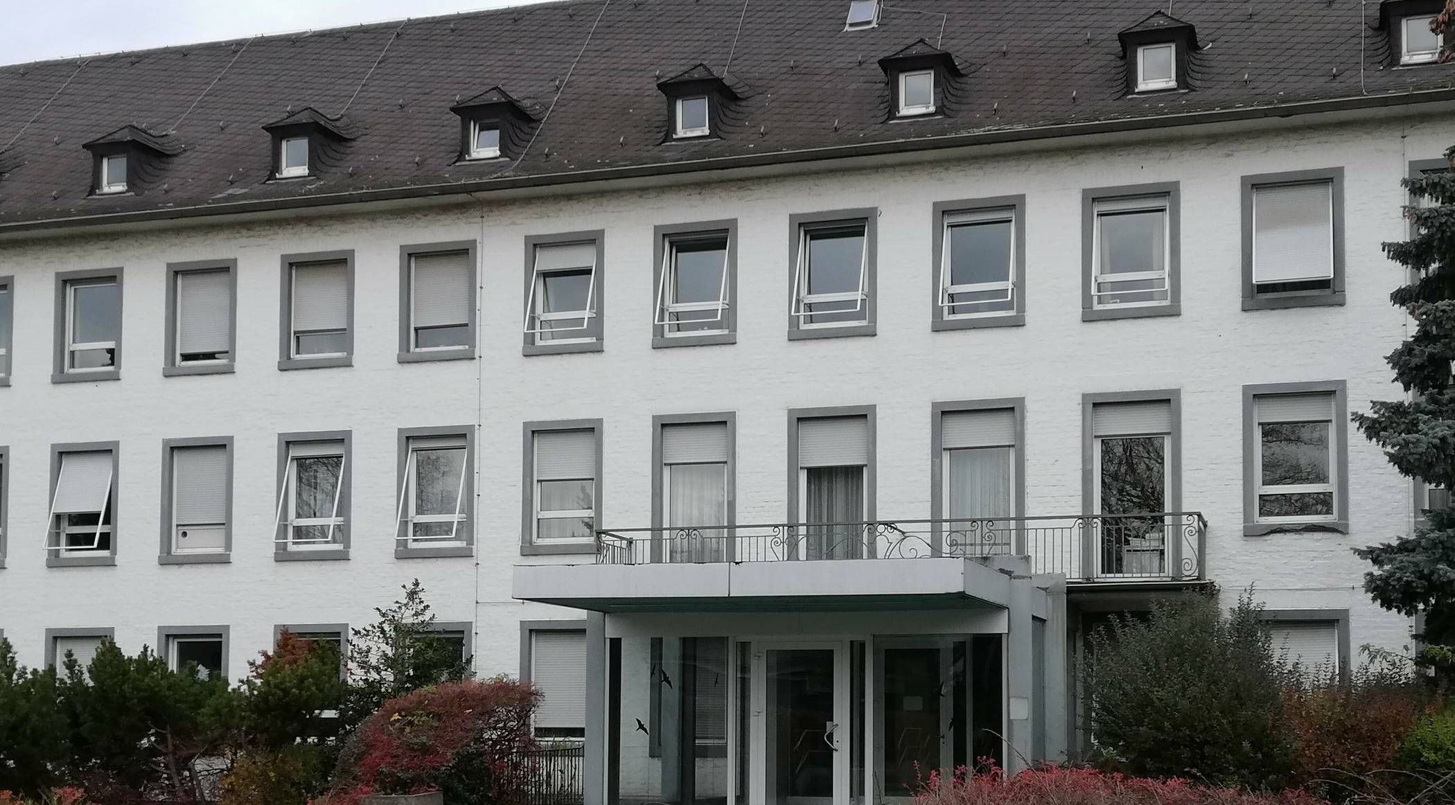  Bald stehen wieder Sitzungen und Beratungen rund um das Grevenbroicher Krankenhaus an. CDU-Fraktions-Chef Wolfgang Kaiser macht Druck mit einem offenen Brief.  
