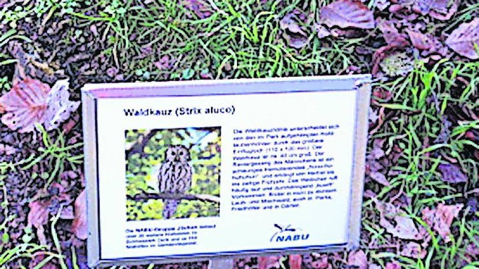 NABU Jüchen stellt im Park von Schloss Dyck Informationstafeln auf
