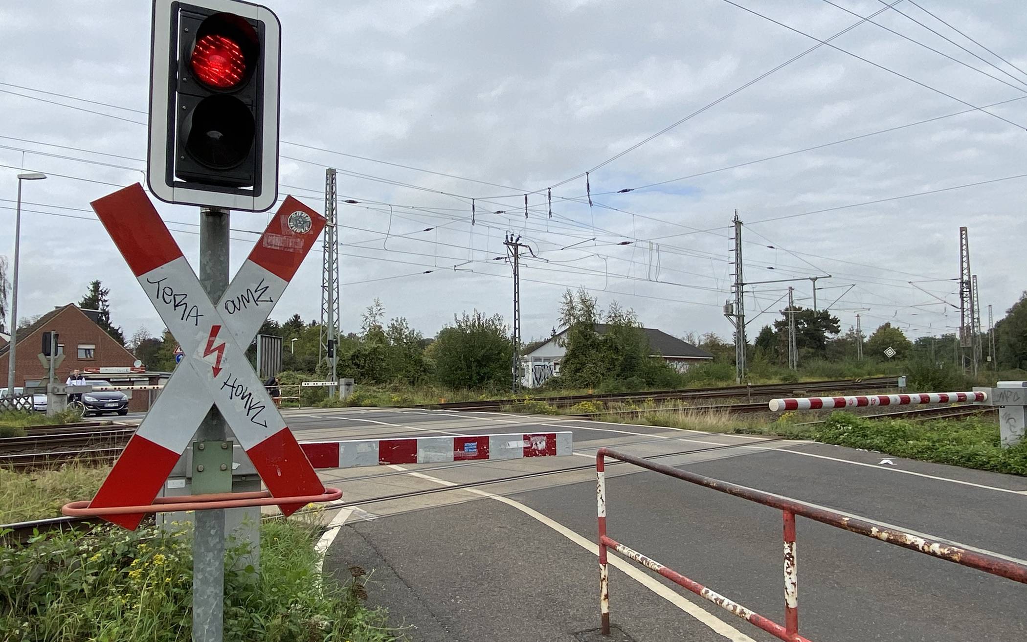  Damit die S-Bahn in Grevenbroich Realität werden kann, müssen 15 Bahnübergänge umgebaut werden. Große wie der mitten in Kapellen. Und kleinere wie hier an der Blumenstraße. 