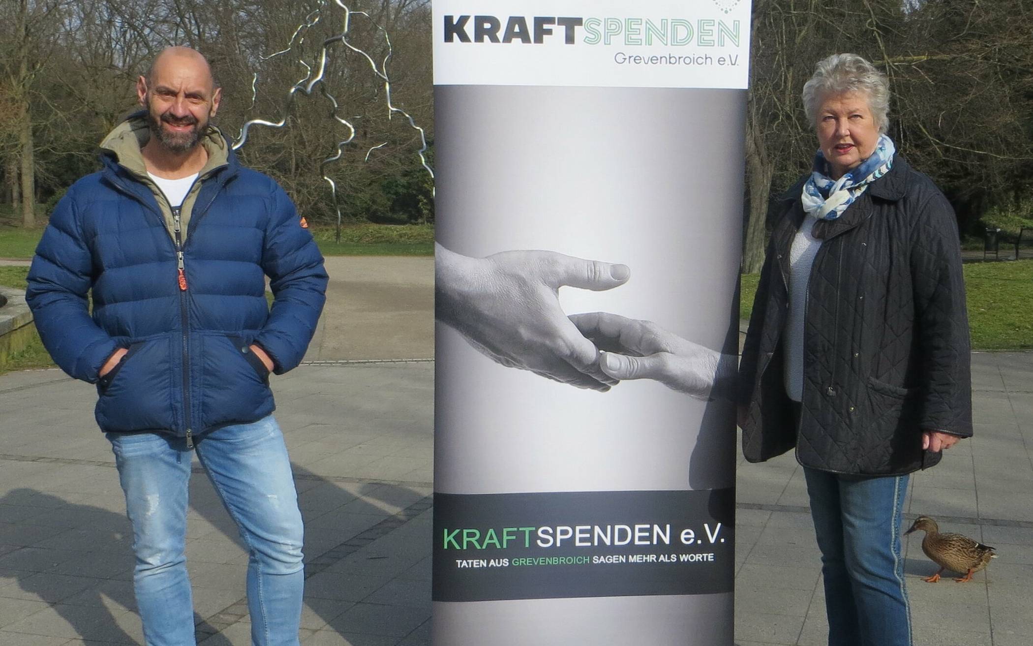  Ulrich Stein und Christiane Matheja vom Verein Kraftspenden Grevenbroich e.V. sind überwältigt von der Hilfsbereitschaft der Grevenbroicher.  