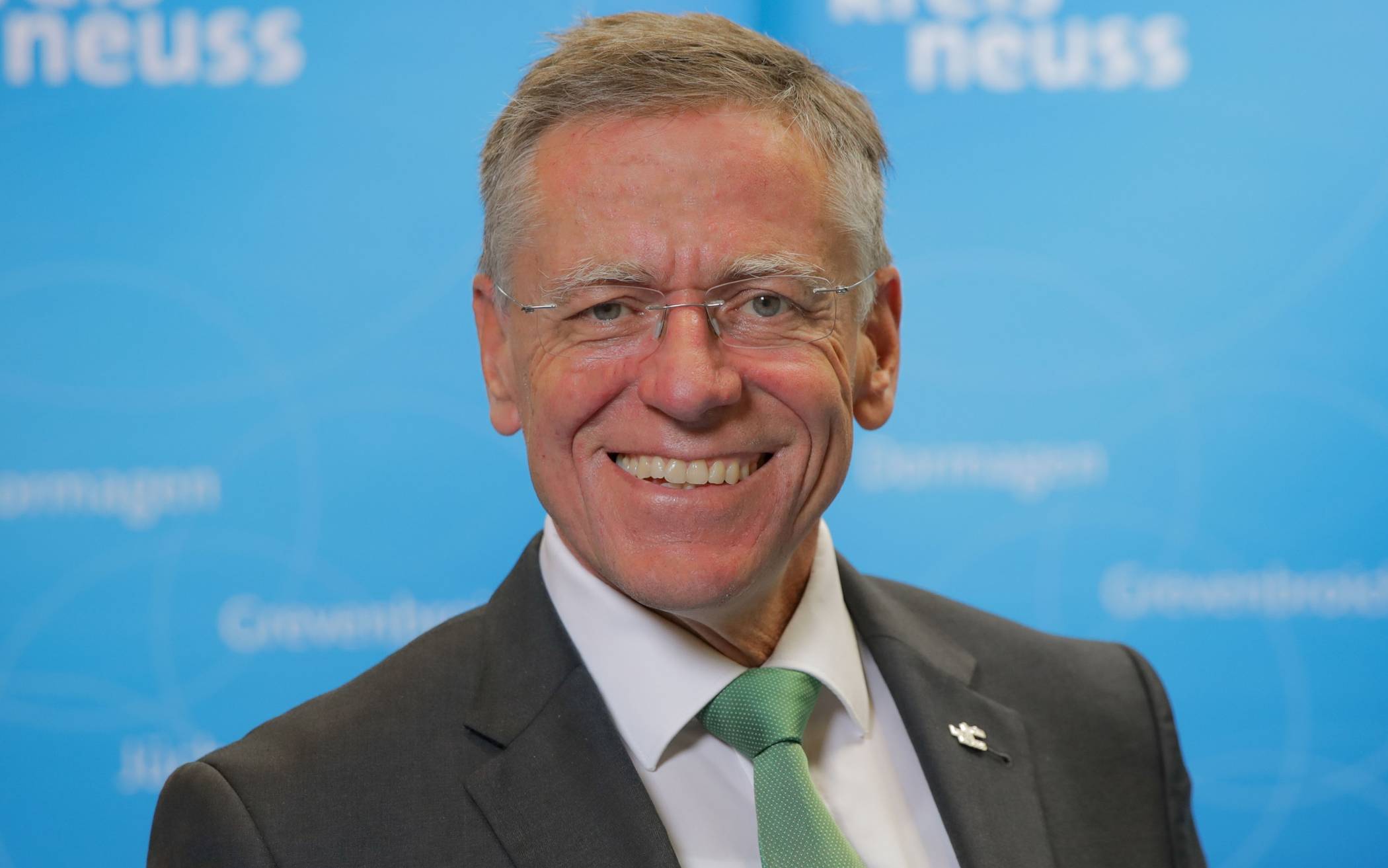 Landrat Hans-Jürgen Petrauschke freut sich über