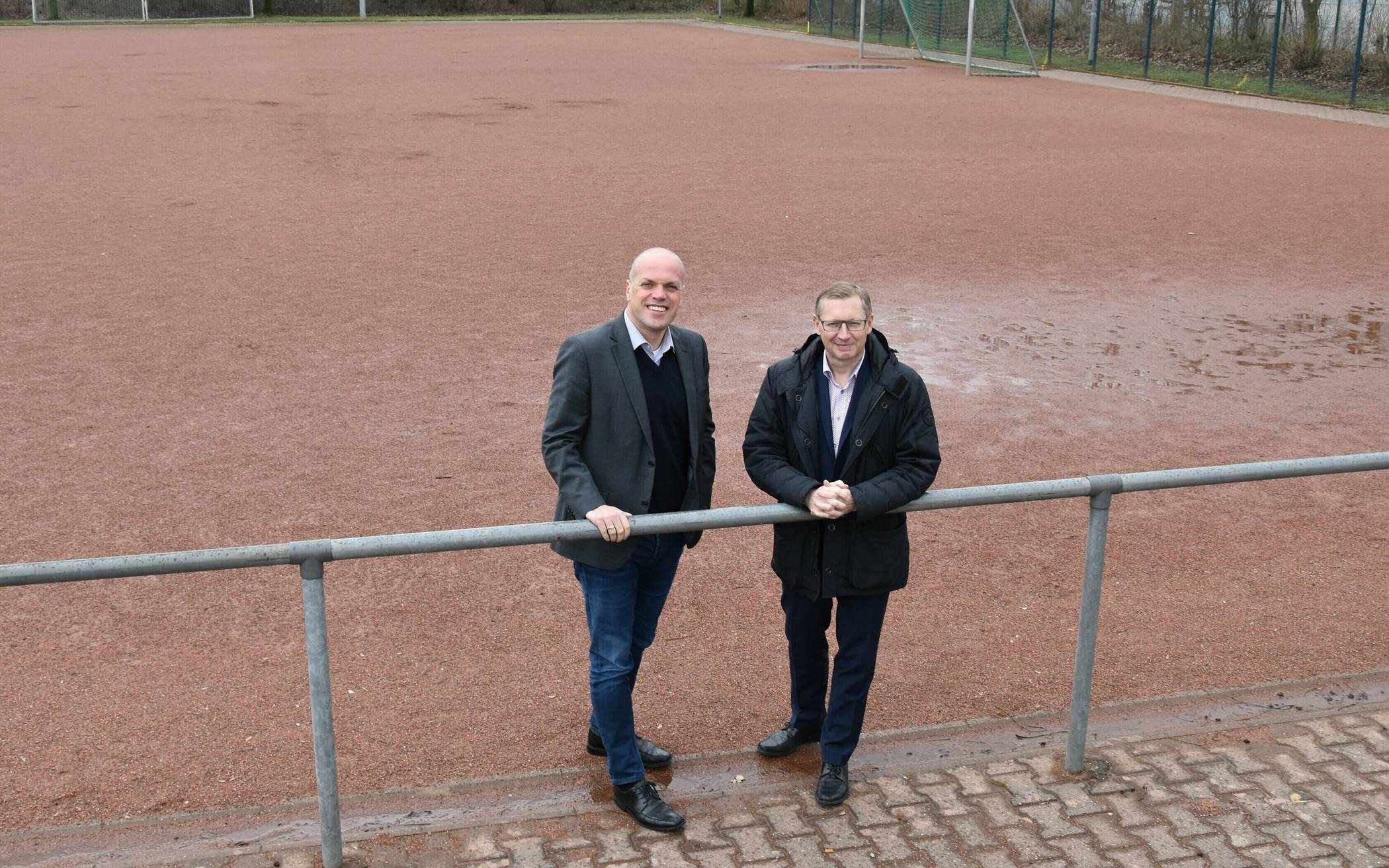  Dieses Bild, das im Februar 2019 auf dem Platz entstanden ist, zeigt die Wasserlachen. Im Vordergrund Bürgermeister Krützen und Ex-CDU-Ratsherr Schillings. 