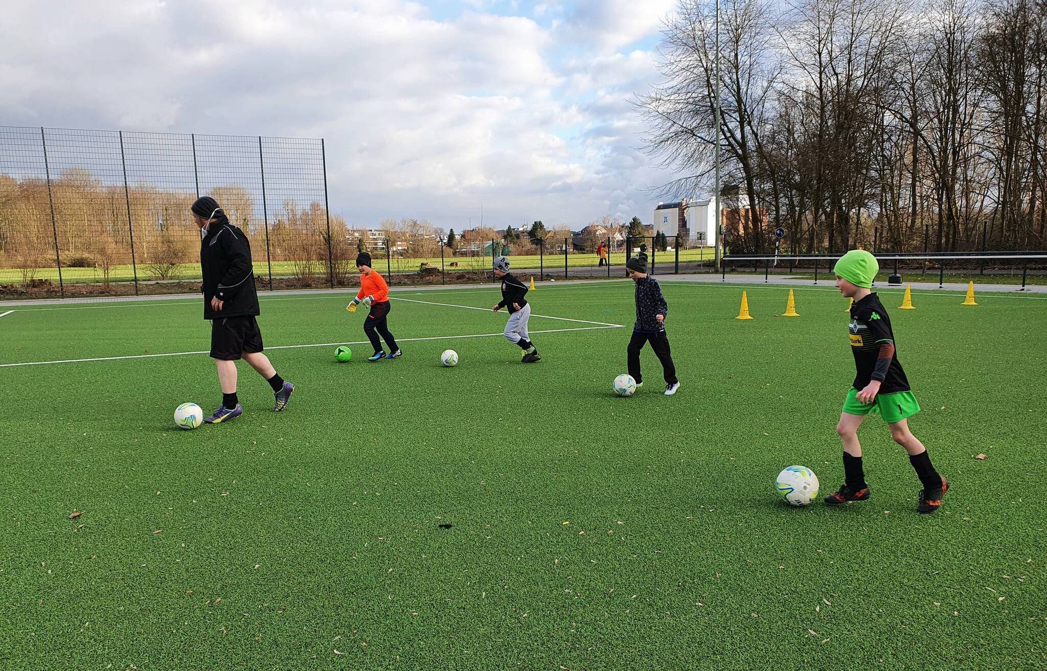  Die Jugend des BV Wevelinghoven freut sich, endlich wieder auf dem Fußballplatz stehen zu können. Auf dem großen Spielfeld ist dank kleiner Gruppen viel Platz. 