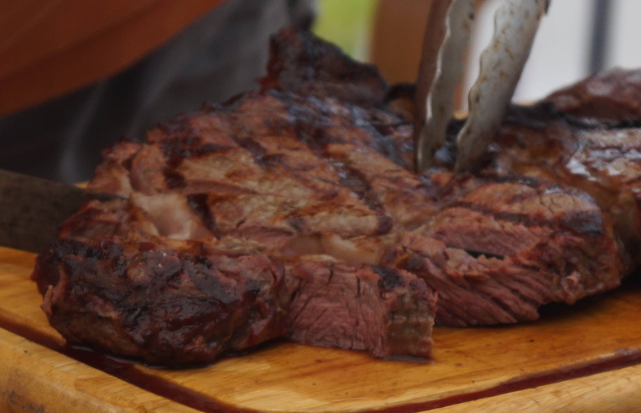  Ribeye-Steaks gehören zu den Lieblingsstücken auf den heißen Rosten der Region. Inzwischen haben dort aber auch Skirt, Nierenzapfen und Flanksteak – nach amerikanischen Vorbild – Einzug gehalten. 