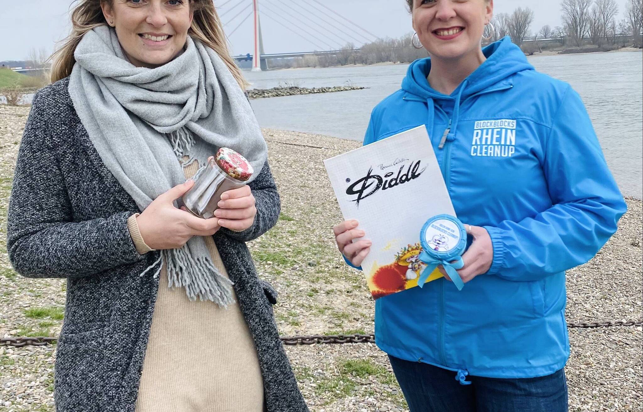  Bei einem Treffen am Rheinufer im Schatten der Fleher Brücker trafen sich Umweltschützerin Victoria Blocksdorf und Flaschenpost-Absenderin Christina Buschhausen.  