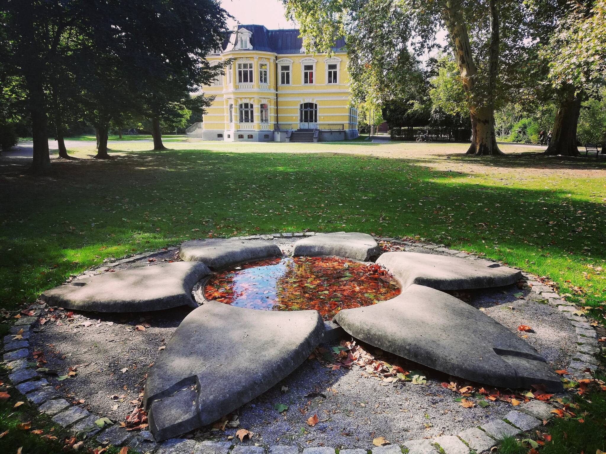  70 Kunstwerke im öffentlichen Raum, hier ist die Water Flower auf der Museumswiese zu sehen, wurden vorgestellt. Ein Buch darüber ist auch in Planung. 