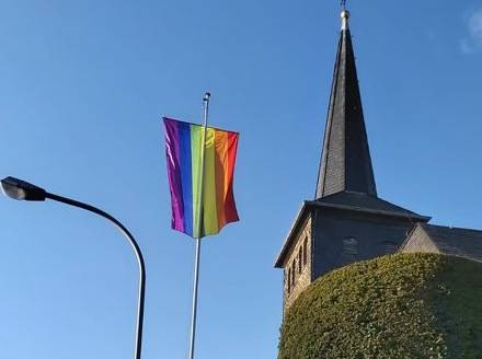 Regenbogenfahnen wehen an Gillbach-Kirchen