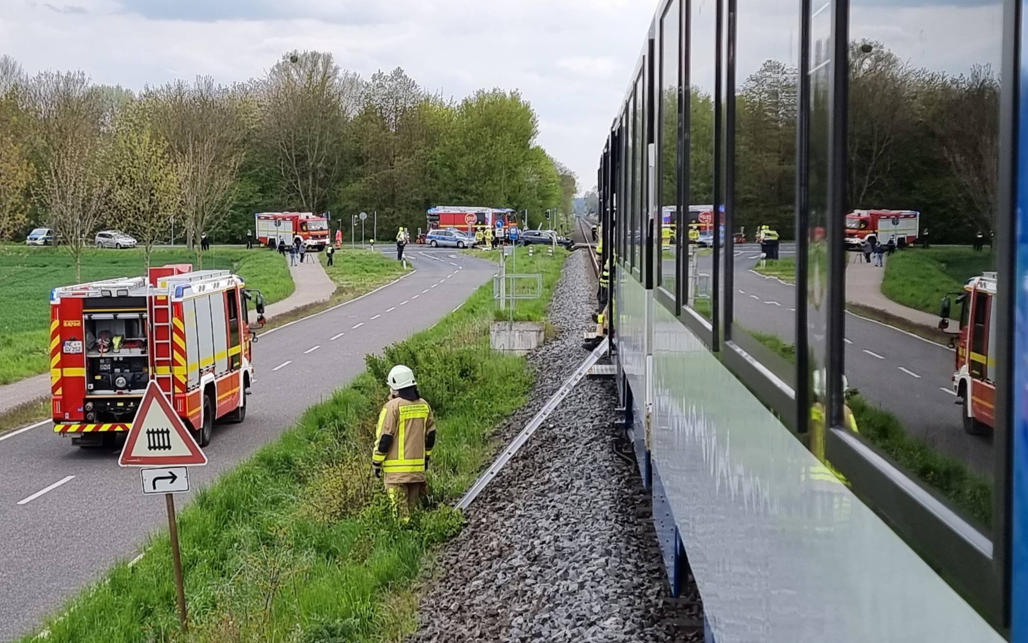  Bei Zweifaltern kollidierte ein Pkw mit der Regionalbahn. 