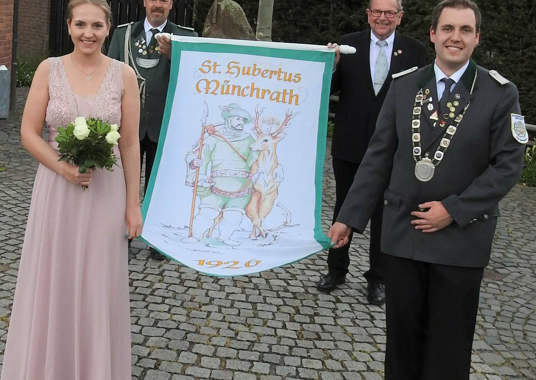  Vize-Bürgermeister Eddie Feuster brachte in diesem Jahr die Stadtfahne. Mit im Bild Prinz Chrstian Jansen, Prinzessin Alicia Pisters und Präsident Marco Volders. 