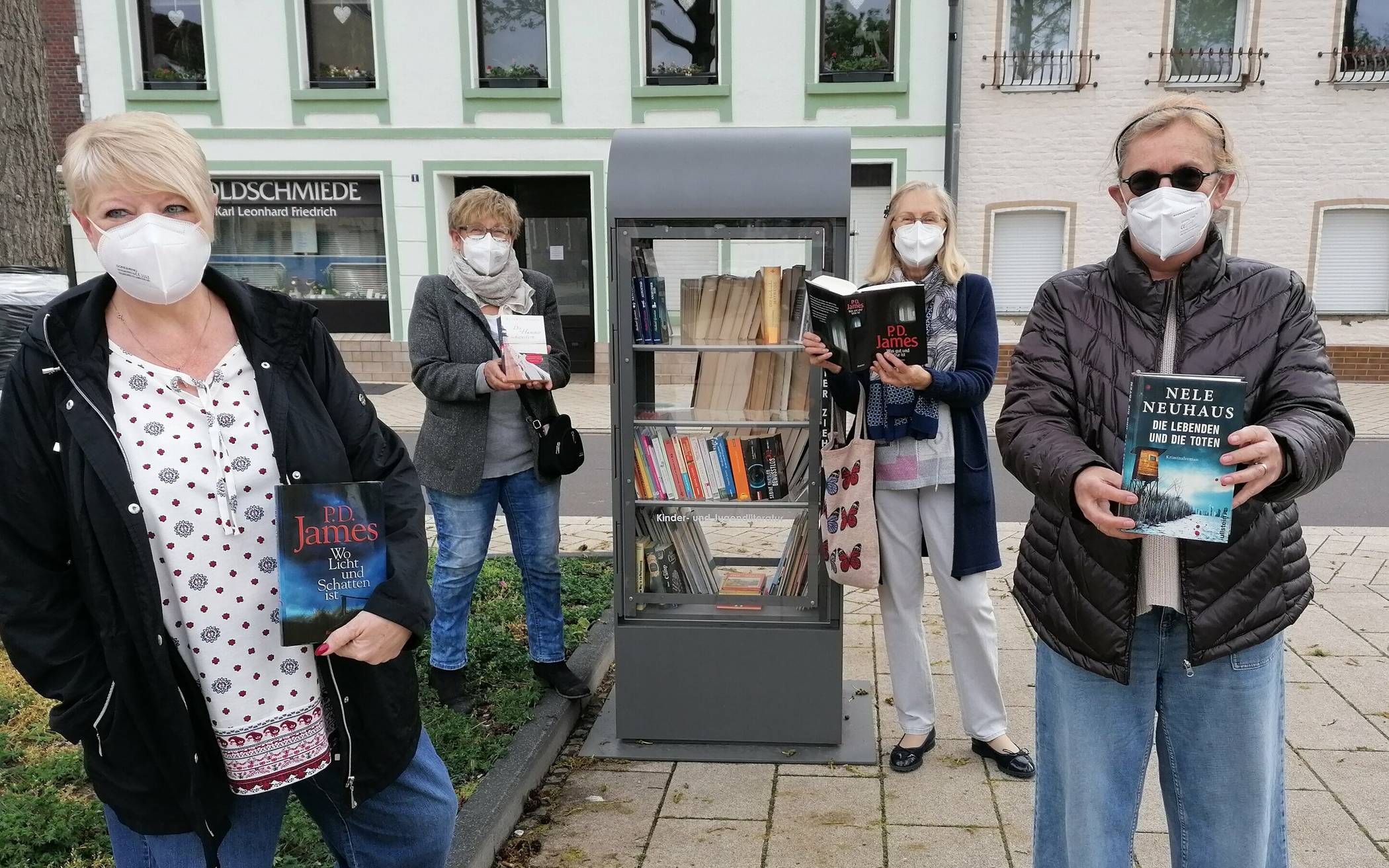  Die Paten des Bücherschranks freuen sich über das Projekt in Hochneukirch.  