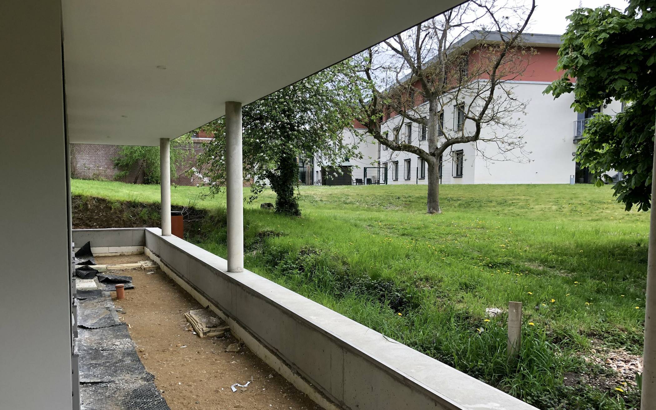  Auch vor dem Jugendraum befindet sich eine zum Teil überdachte Terrasse, von der man direkt in den ehemaligen Pfarrgarten und zum „Martinus-Stift“ gelangt. 