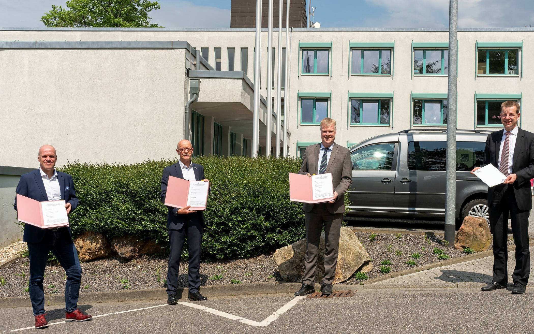  Bürgermeister Klaus Krützen, Bürgermeister Harald Zillikens sowie Erik Schöddert und Michael Hennemann vom RWE (von links nach rechts). 