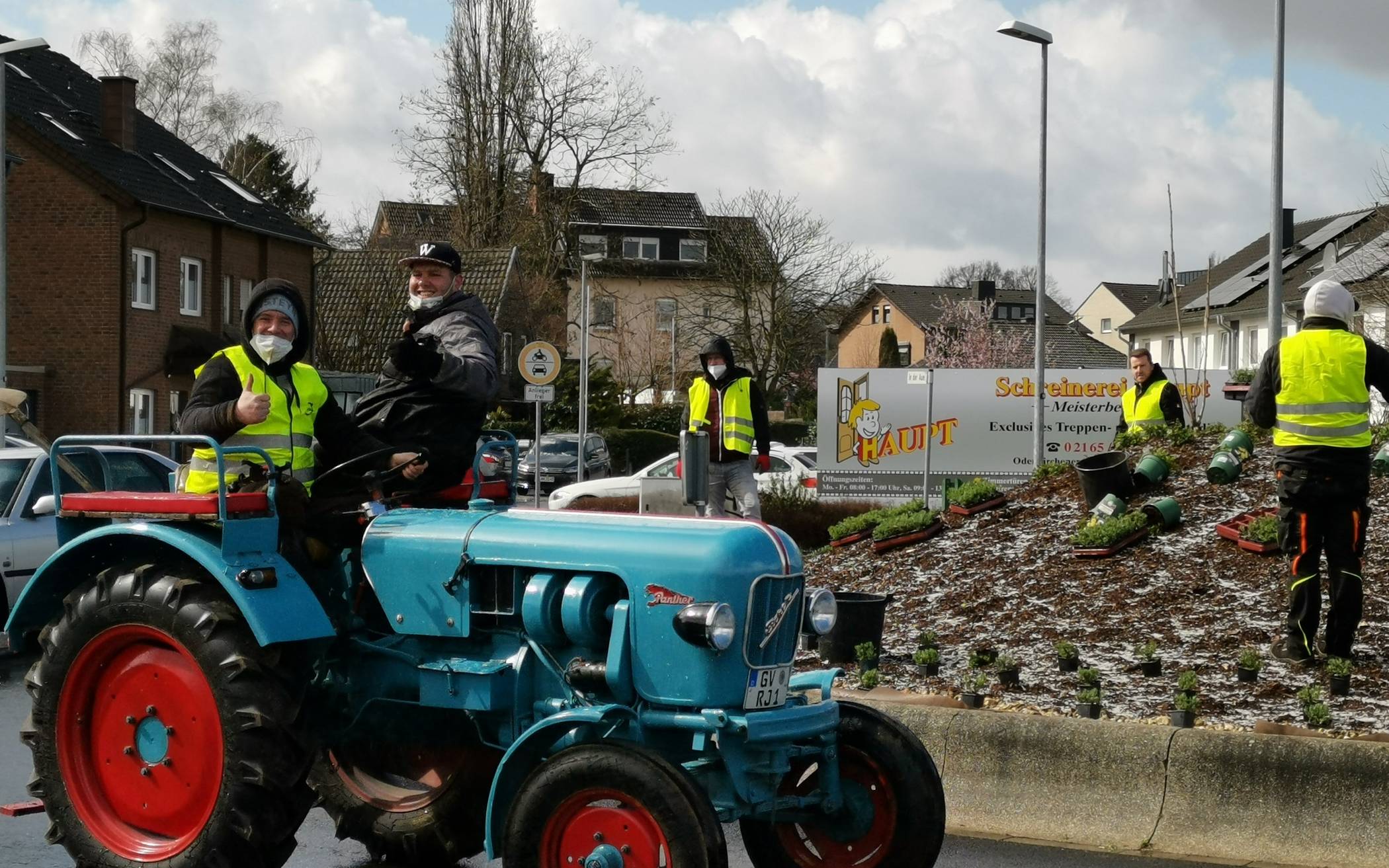  Die Schützen trotzten dem Wetter und arbeiteten zwei Samstage, um den Kreisverkehr zu bepflanzen. 