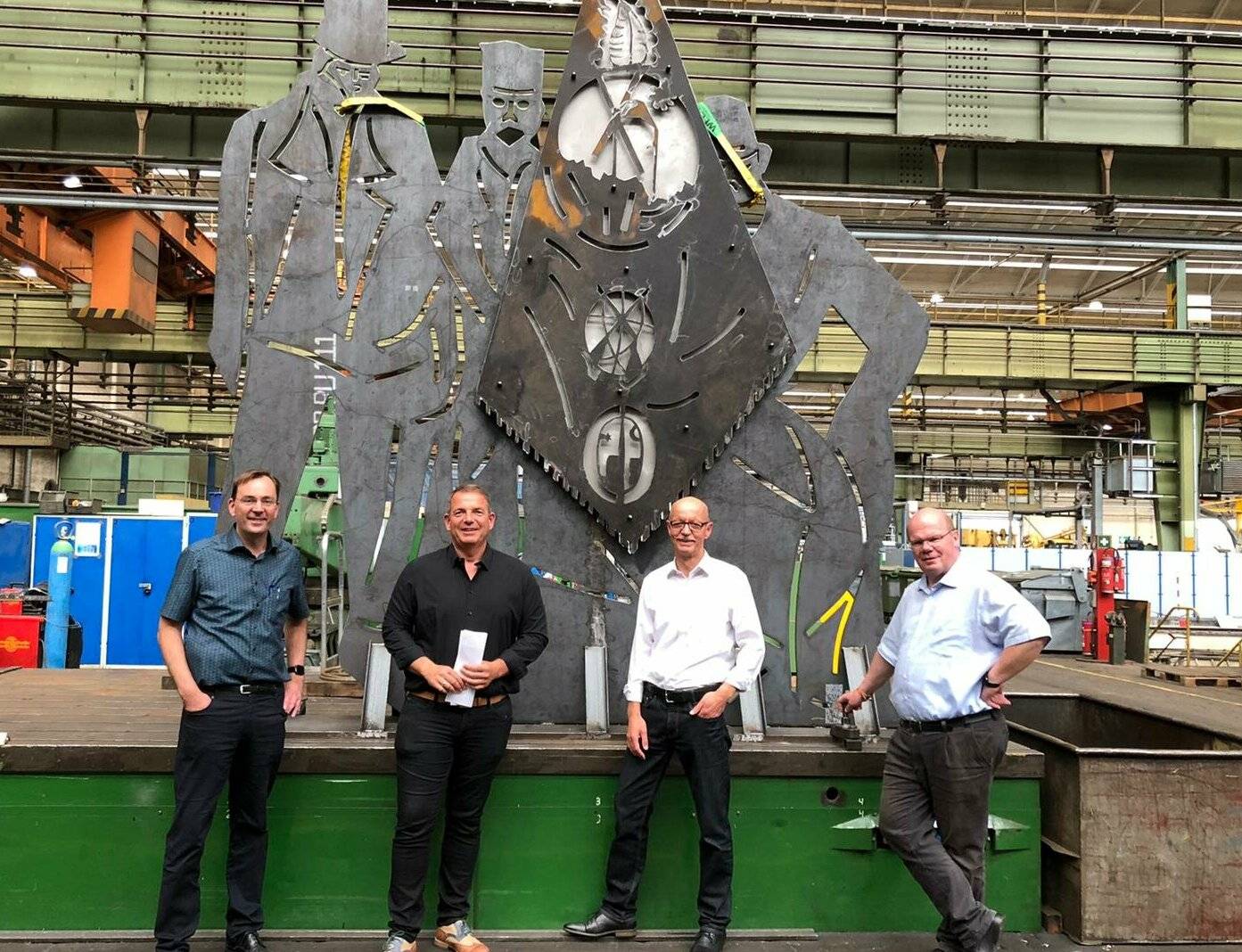  Dr. Markus Kosma (RWE Tagebaudirektor), Thomas Lindgens (Präsident BSHV), Harald Zillikens (Bürgermeister) und Ulrich Clancett (Pressesprecher BSHV) machten sich ein Bild von der Figur, die heute aufgestellt wird.  