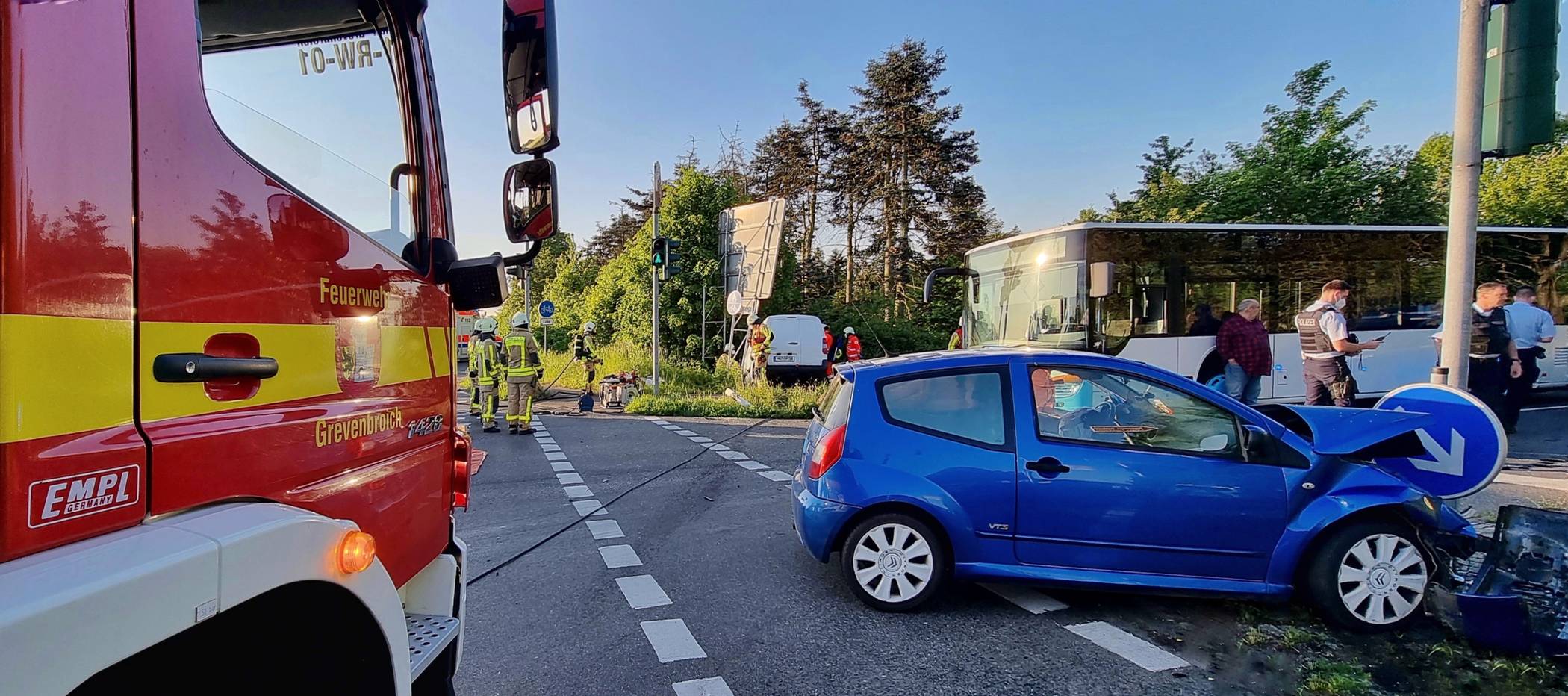Fahrer im PKW eingeschlossen