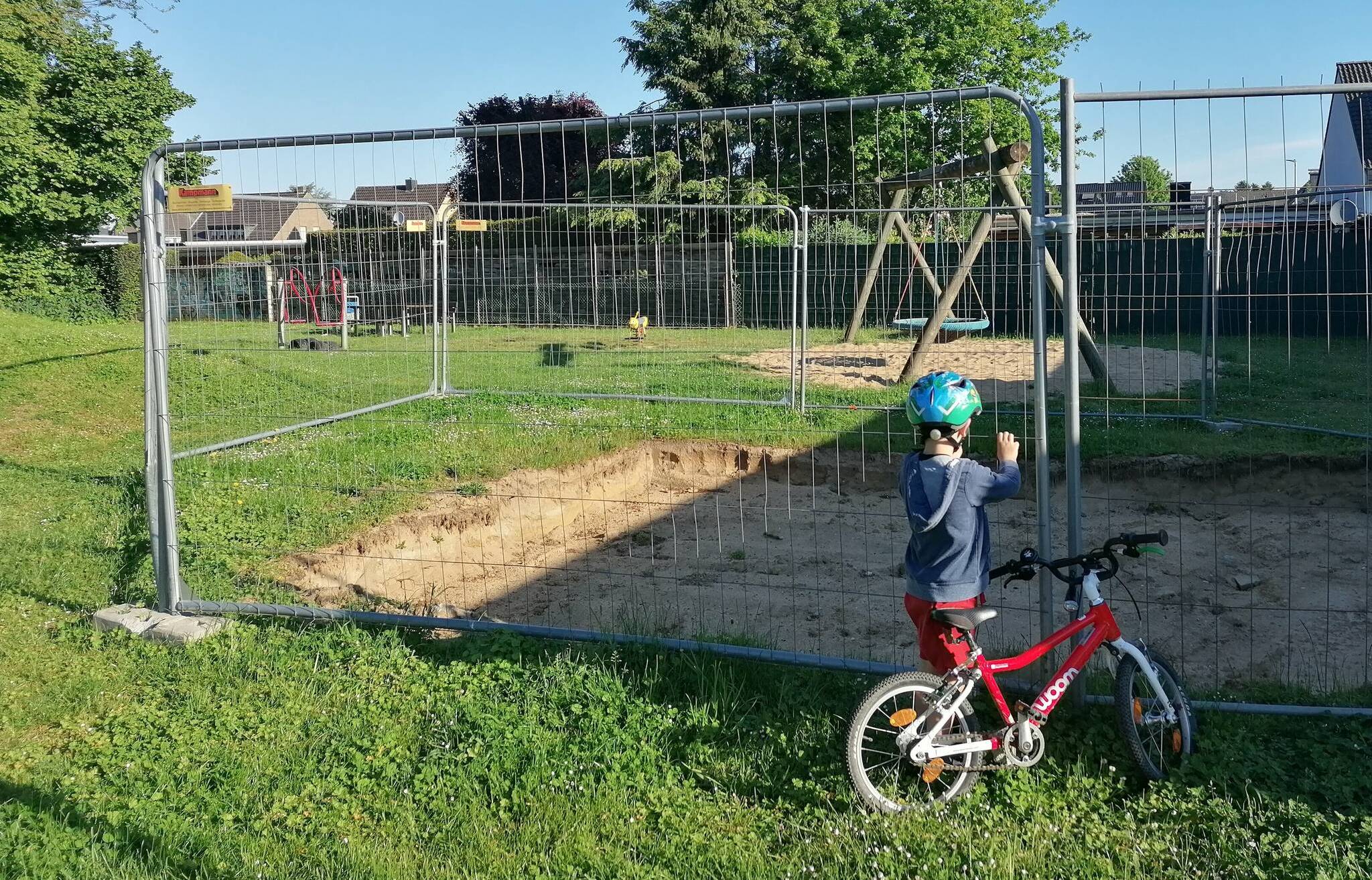  Die Vorbereitungen am Spielplatz An der Siedlung in Hochneukirch laufen schon. Neugierig warten die Kinder darauf, was sie hier in Zukunft erwartet. 