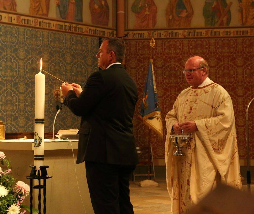  Während des Gottesdienstes wurde die „BSHV-Schützenkerze“ geweiht und entzündet. 