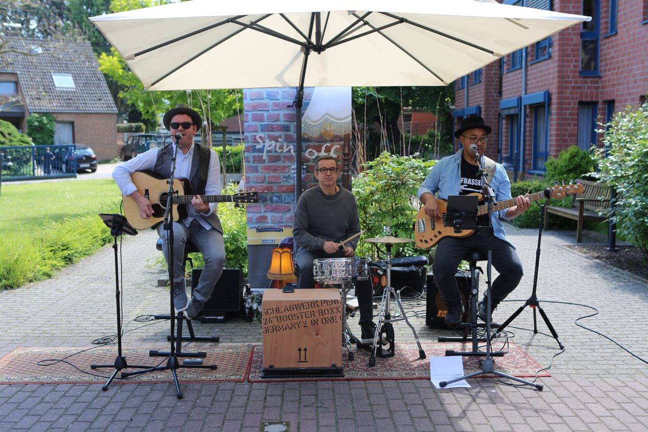  Die Coverband „spin off“ gab ein Fensterkonzert am Seniorenzentrum. 