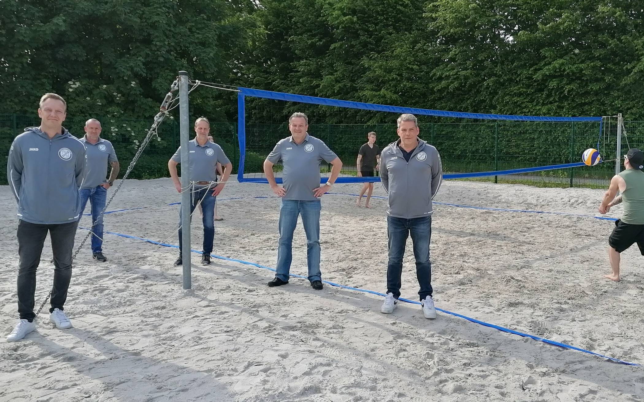  Die Mitglieder von „Kids aktiv Hochneukirch“ haben den Volleyball-Platz wieder auf Vordermann gebracht. Die Sportler freuen sich: Endlich können sie wieder spielen.  