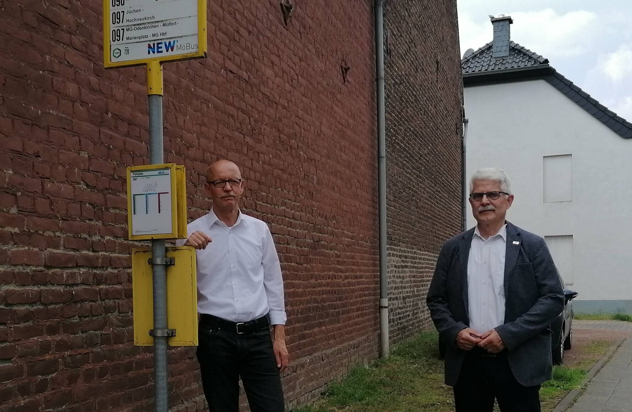  Harald Zillikens (links) und Oswald Duda sehen vor Ort in Kelzenberg: Dort ist eine der Bushaltestellen, an denen dringender Handlungsbedarf ist.  