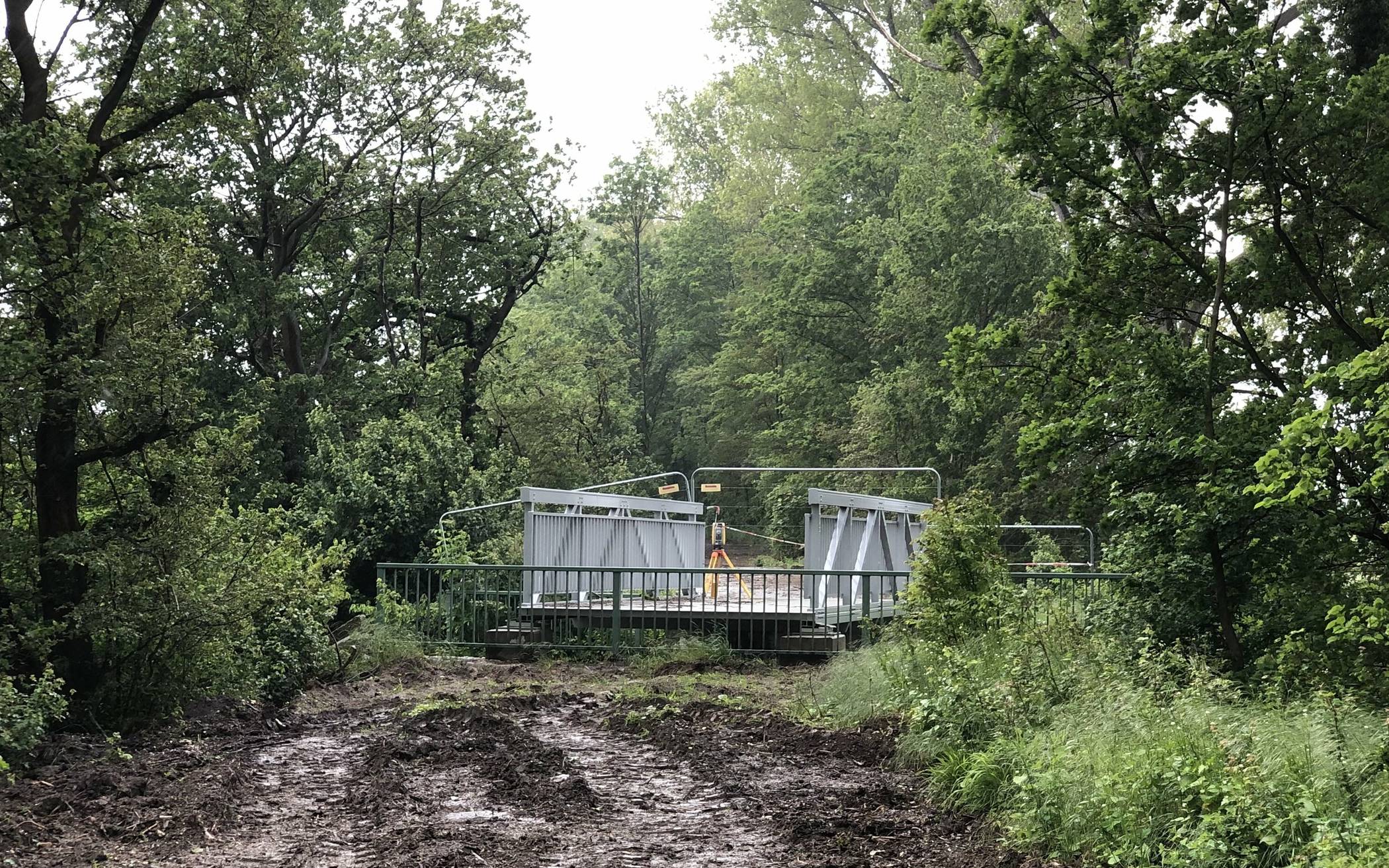 Die Brücke, die auf Höhe des