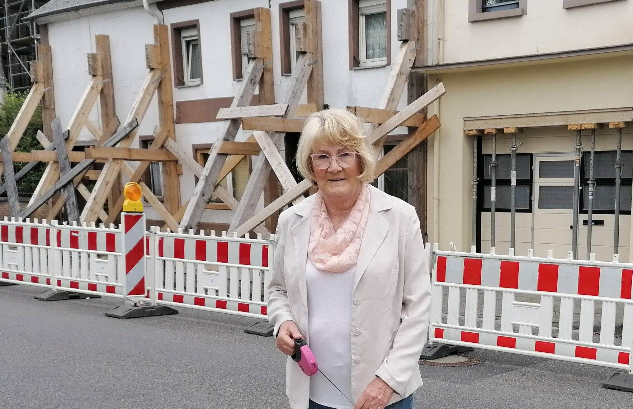  Hält tapfer durch: Michaela Pfeiffer mit Hund Lilly.  