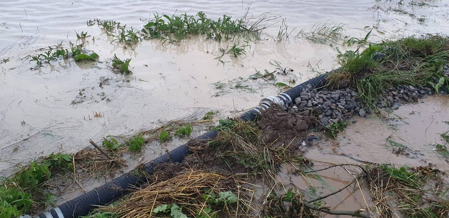 Wassermassen mussten umgeleitet werden.&#x21e5;Foto: FW GV