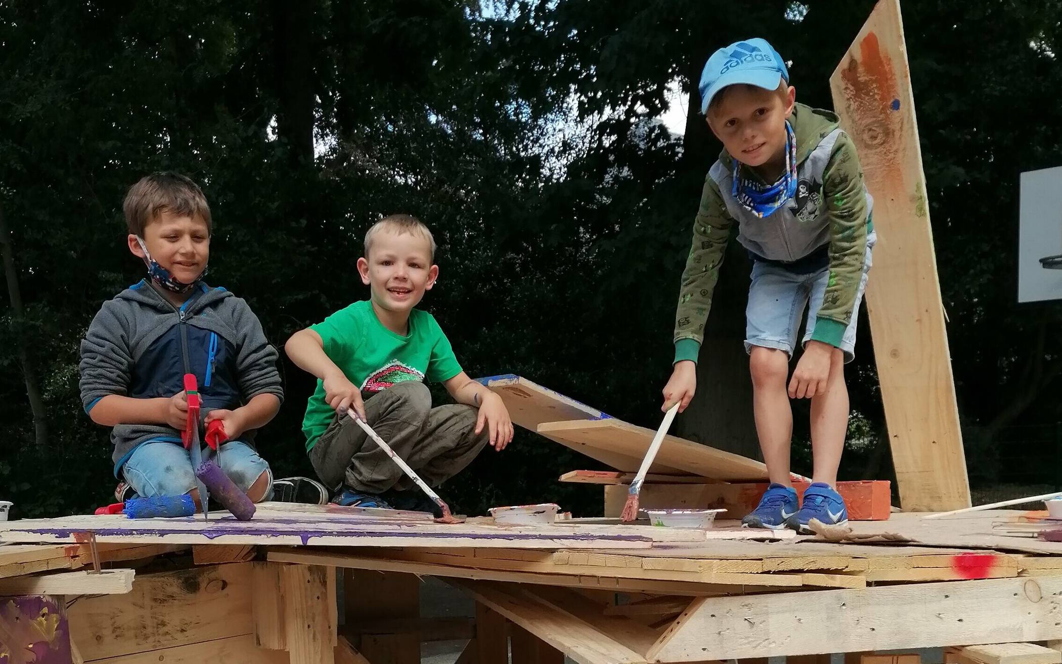  Der Bauspielplatz in Hochneukirch lädt in der dritten Woche die Kinder zum Werkeln ein.  