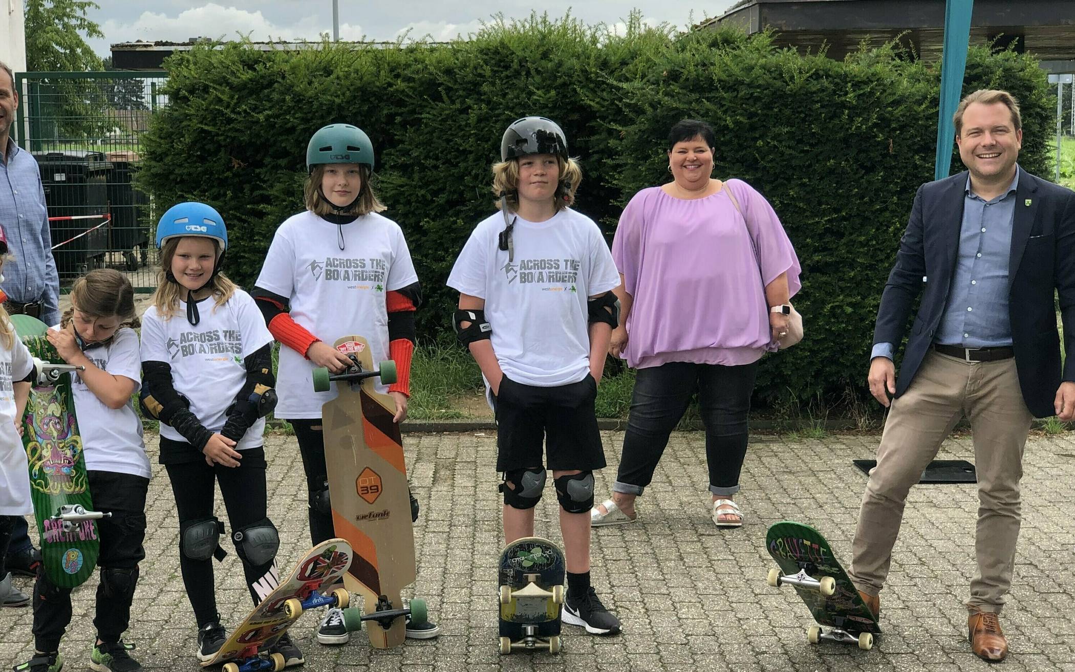  Gruppenbild mit Bürgermeister Martin Mertens, Monika Lange vom Familienbüro und Frithjof Gerstner („Westenergie“). 