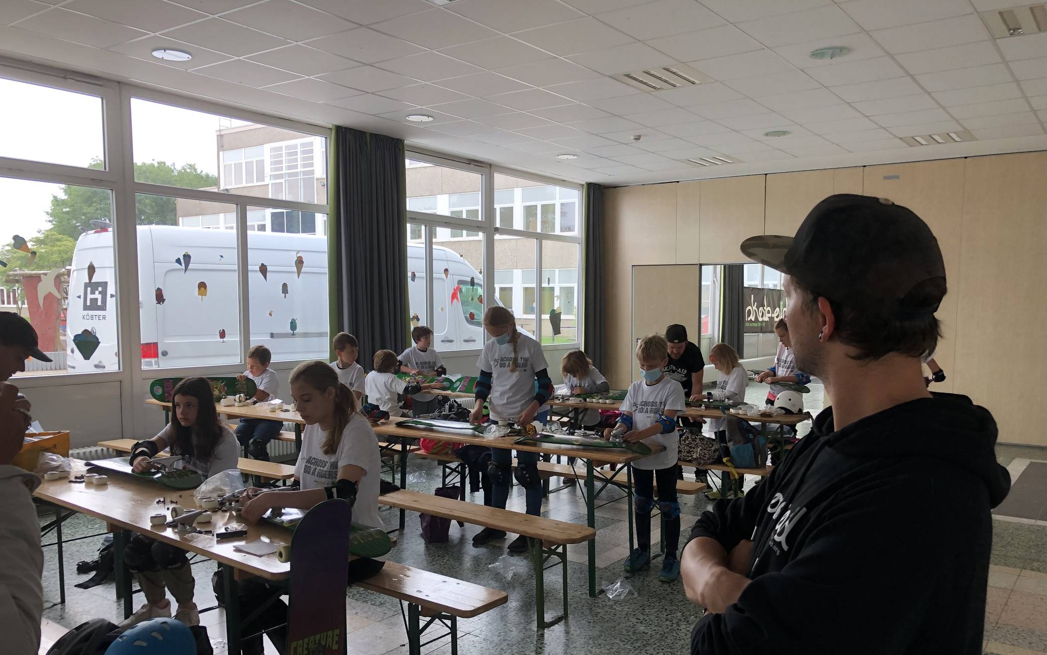  Jonas, Chef der Rommerskirchener „skate-aid“-Truppe, vor der Board-Werkstatt. 