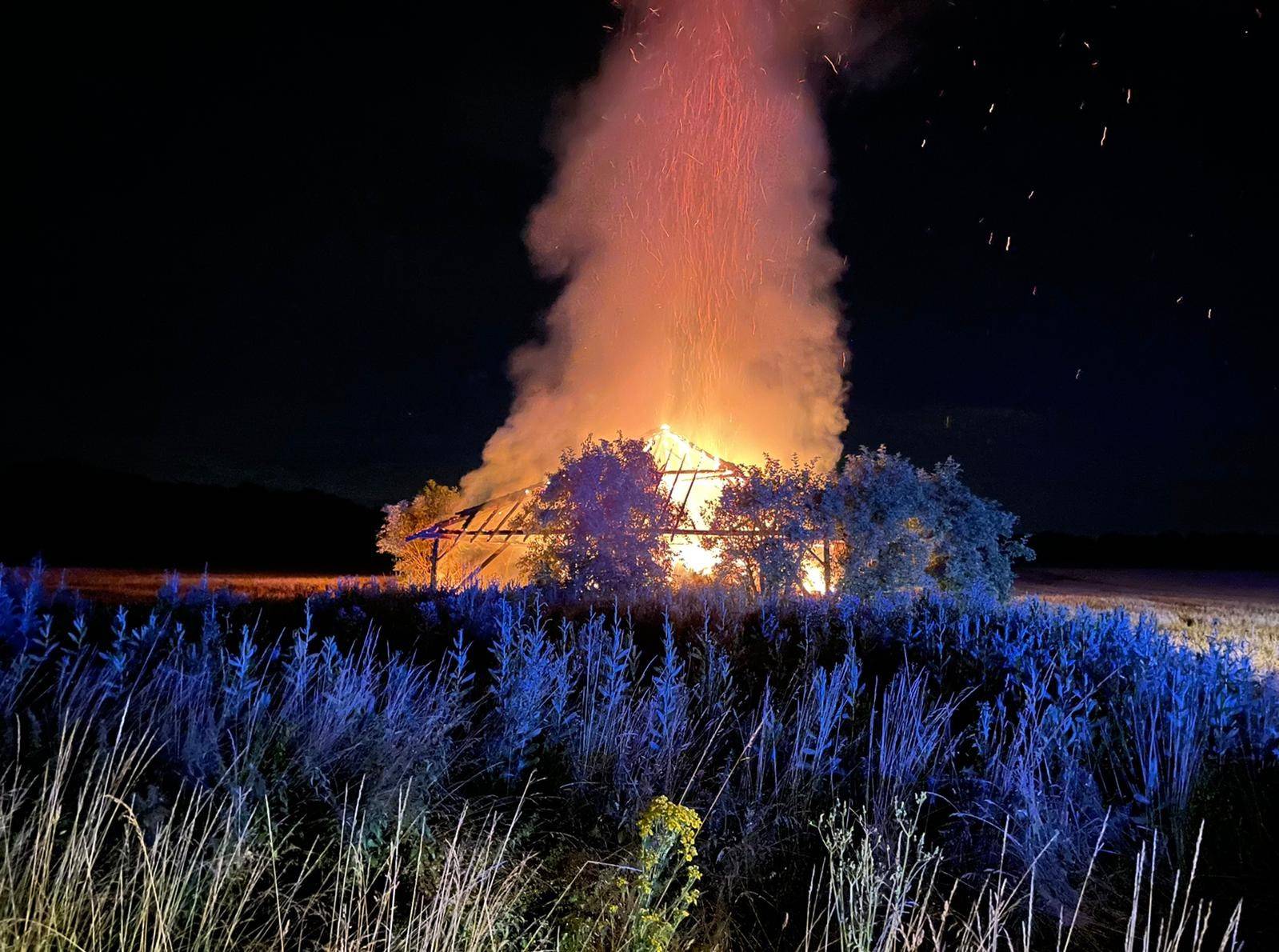 Die Feldscheune brannte lichterloh.