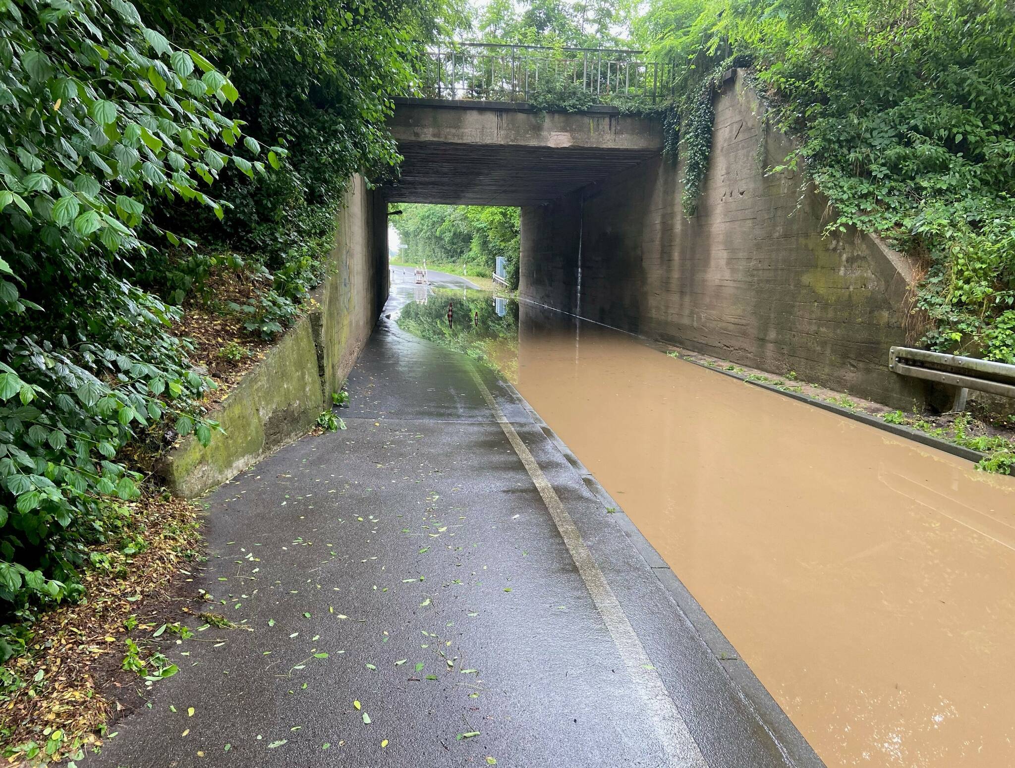 Mit Pumpen nicht mehr getan war es bei der Unterführung der Neurather Straße in Höhe von Feldbahnmuseum und Kreis-Tierheim: Hier stand das Wasser so hoch, dass die Unterführung zu später Stunde vom Bauhof der Gemeinde abgesperrt werden musste – sicherheitshalber gleich an der Zufahrt von der B 59 her. Was uneinsichtigen Zeitgenossen allerdings längst nicht genügte: Nach Auskunft des Tiefbauamts gab es offensichtlich mehrere Fälle, wo insbesondere Taxis das Verbotsschild schlichtweg missachteten. 