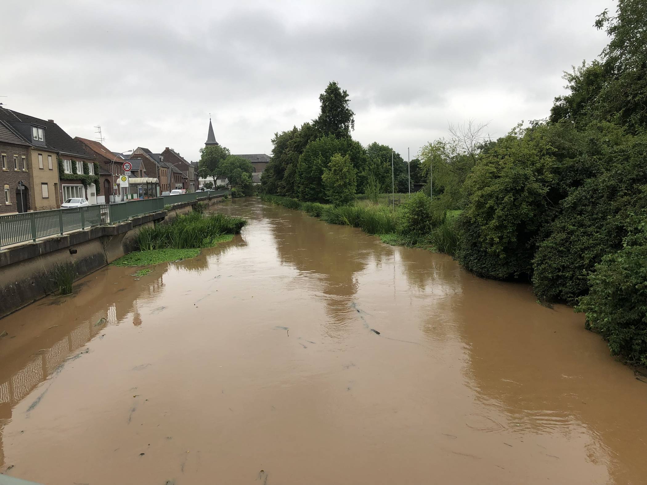  Die Erft am Freitag in Wevelinghoven. 