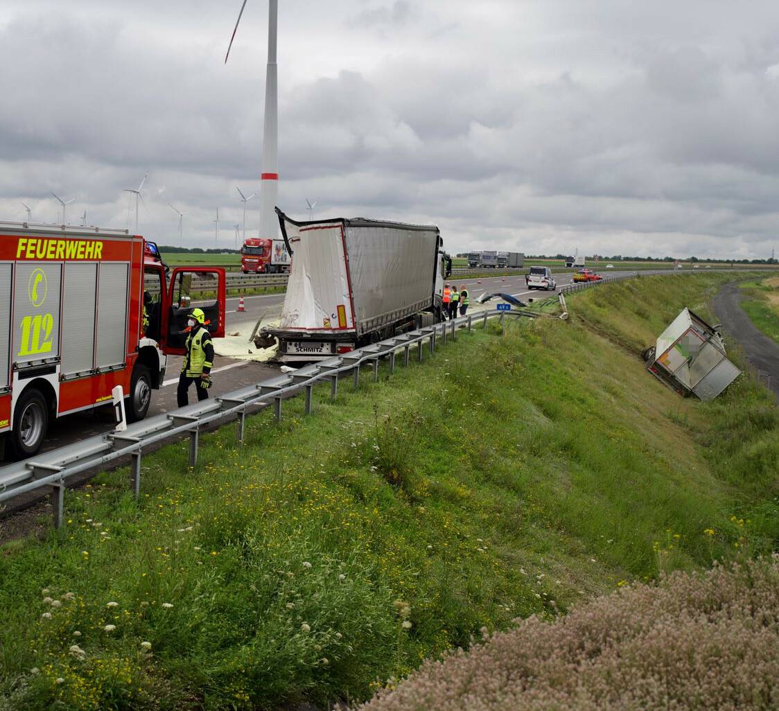  Ein Lkw-Unfall auf der A44 mit einem abgestürzten Fahrzeug sowie auslaufender Ladung.  