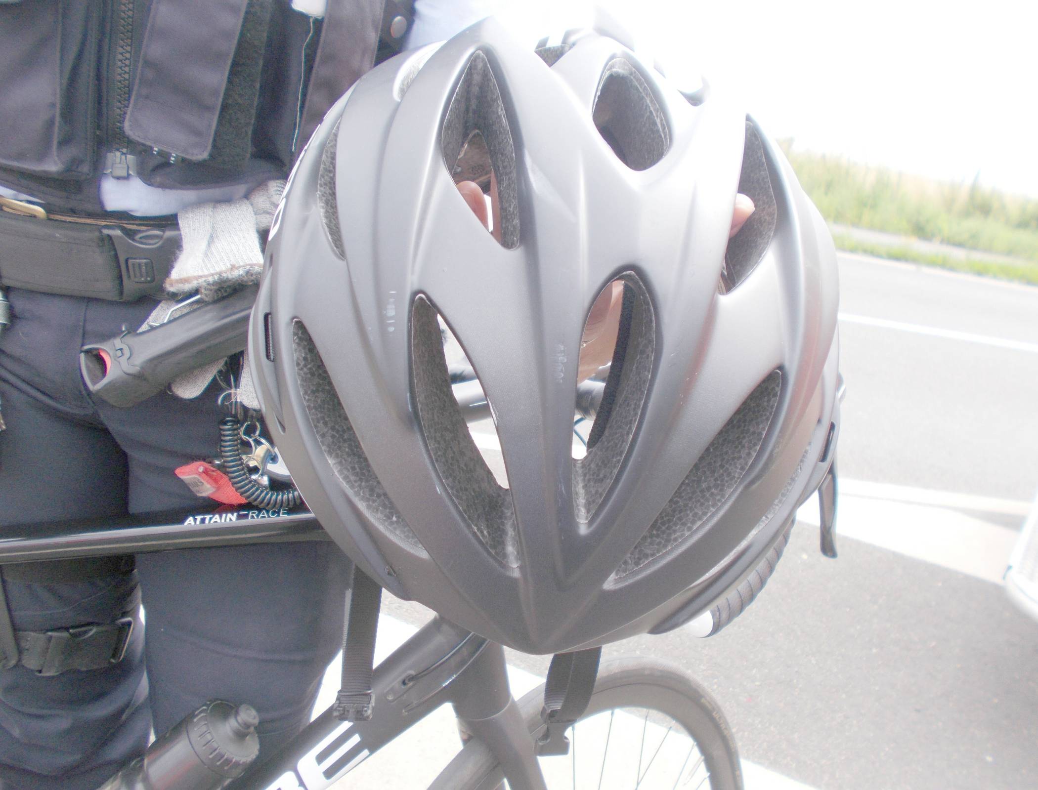  Dieser Fahrradhelm wurde getragten und verhindert womöglich Schlimmeres. 