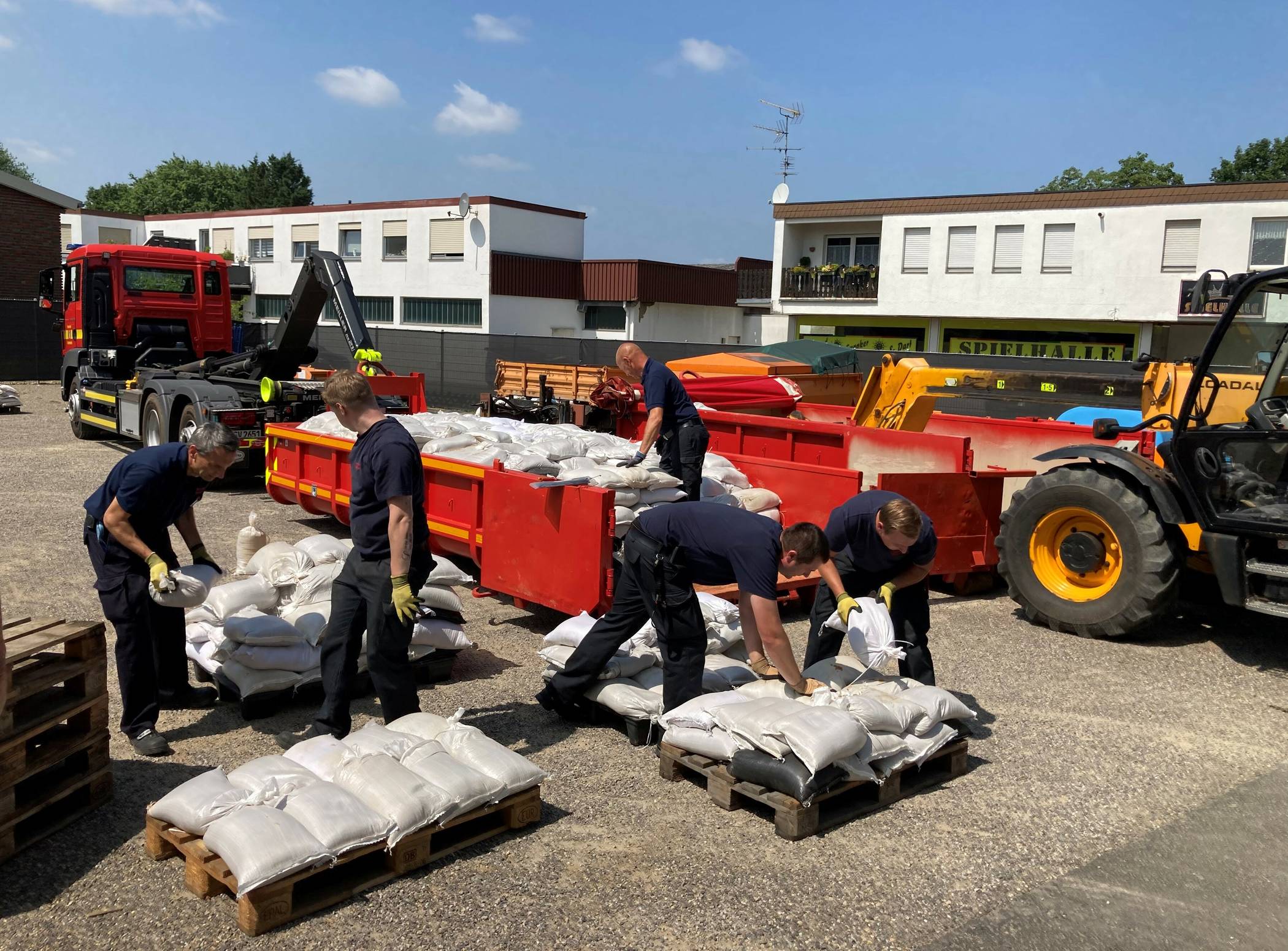  Die Sandsäcke werden am Bauhof in Heinsberg abgeladen. 