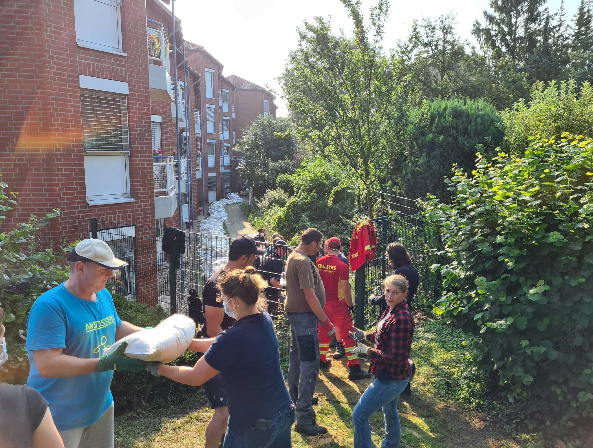  Die Sandsäcke werden durch die Freiwilligen Helfer in Grevenbroich verladen.  