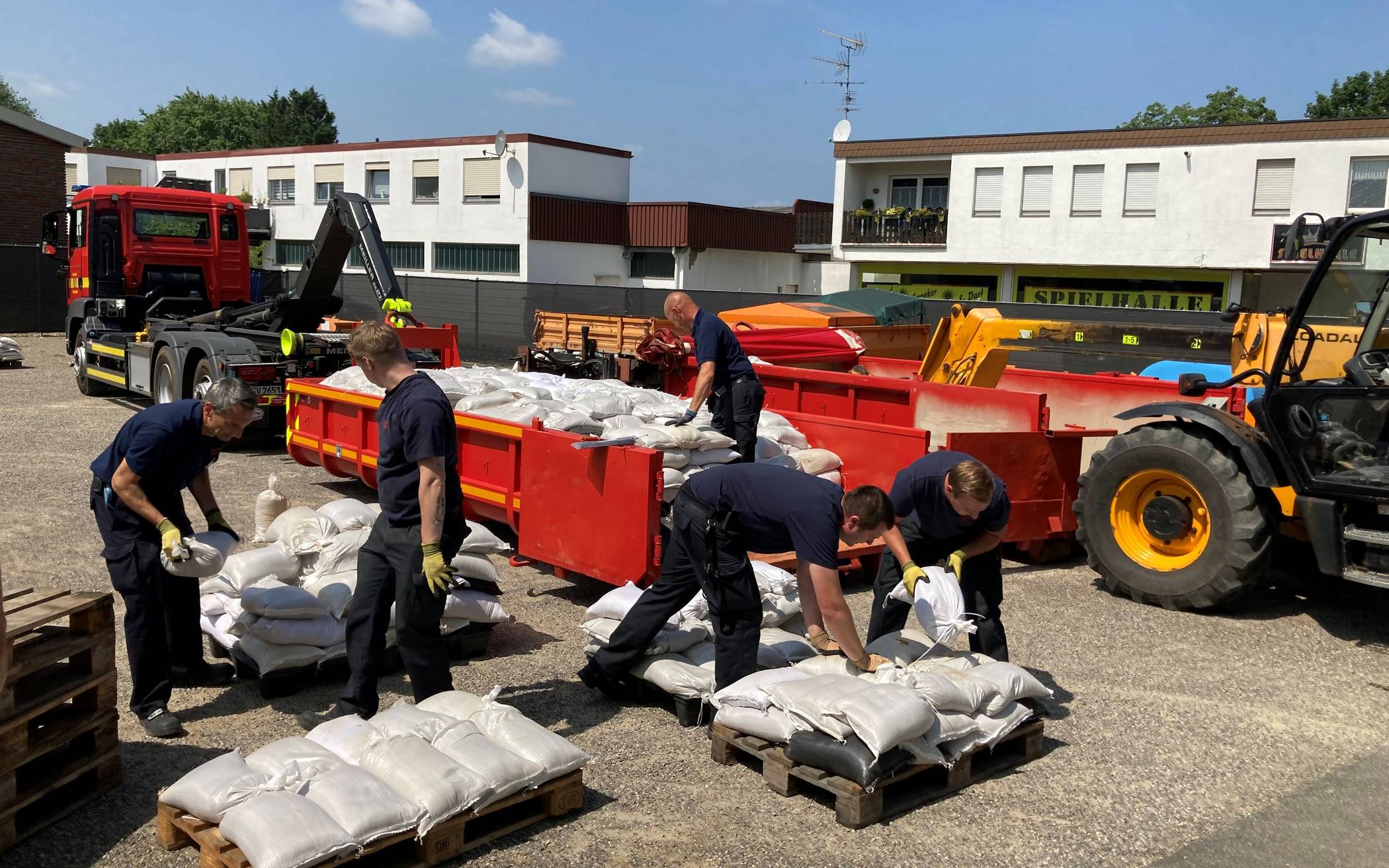  Die Sandsäcke werden am Bauhof in Heinsberg abgeladen. 