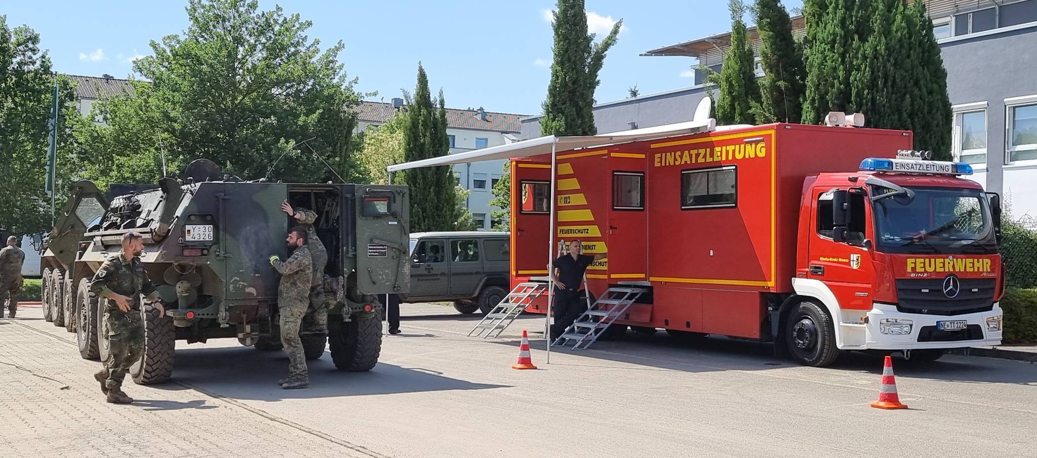  Einsatzkräfte der Feuerwehr Grevenbroich unterstützten ab Sonntag 18.7., gemeinsam mit Kräften der Feuerwehr Meerbusch, drei Tage lang die Feuerwehr Erftstadt bei der Koordination der Rettungsmaßnahmen im Überflutungsgebiet. 