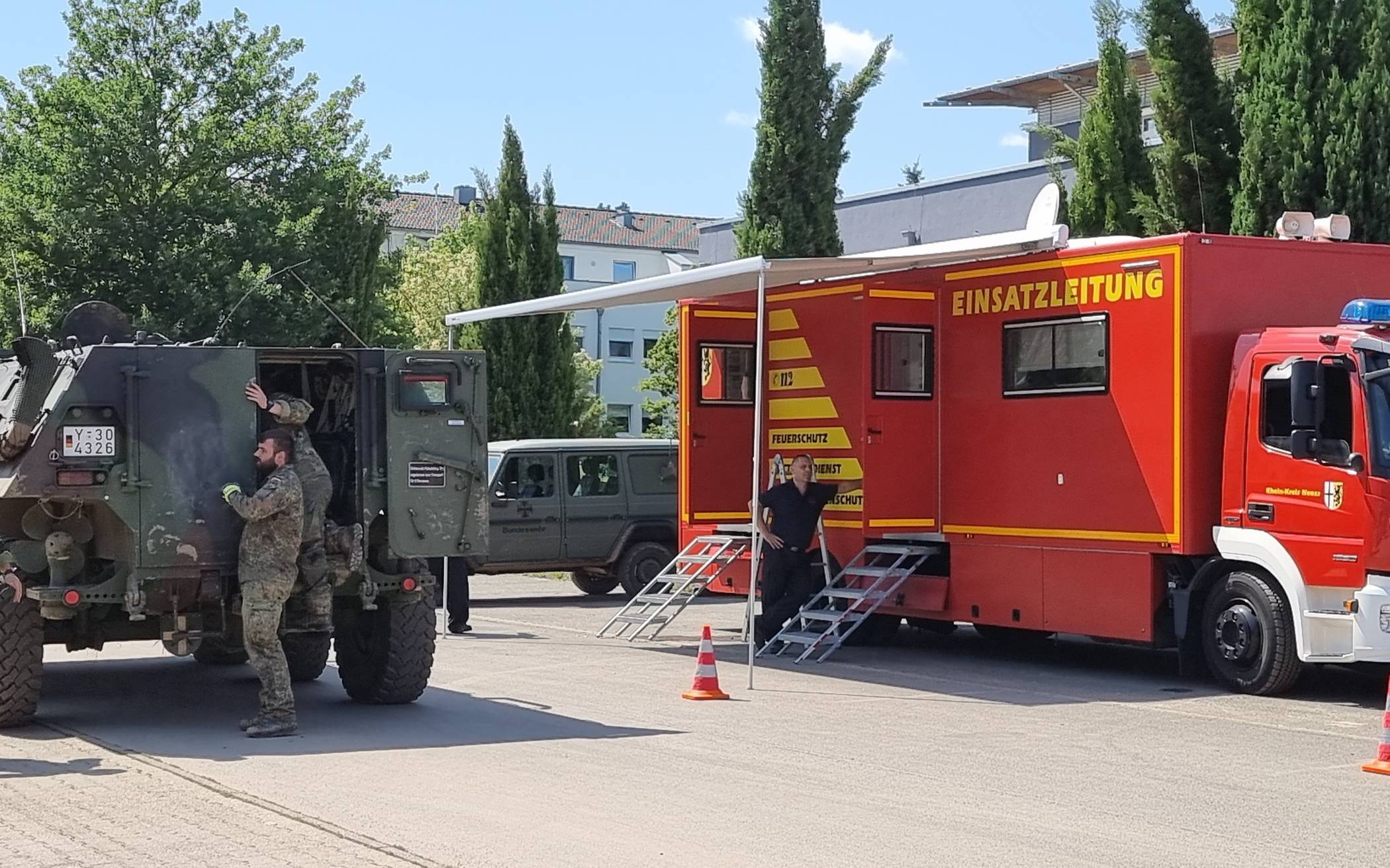 Einsatzkräfte der Feuerwehr Grevenbroich unterstützten ab