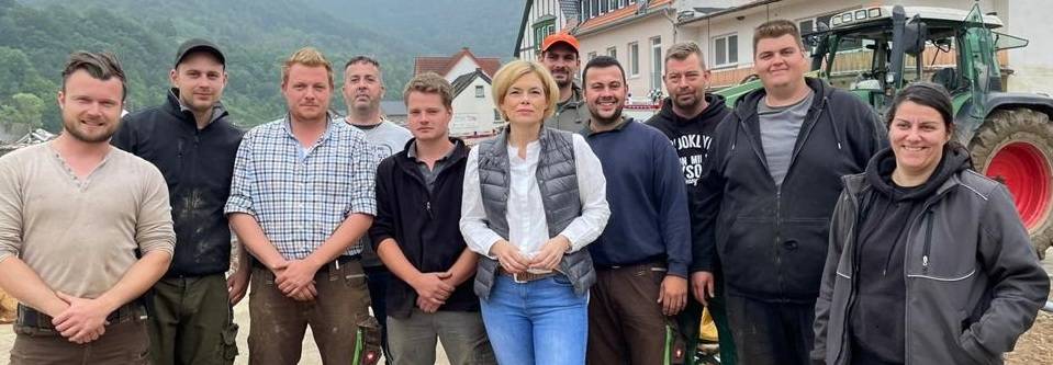  Dennis Aussem (links), René Offermann (Vierter von links), Moritz Rudolf (Zweiter von rechts) und Monique Türks (rechts) mit anderen Helfern und Bundeslandwirtschaftsministerin Julia Klöckner. 