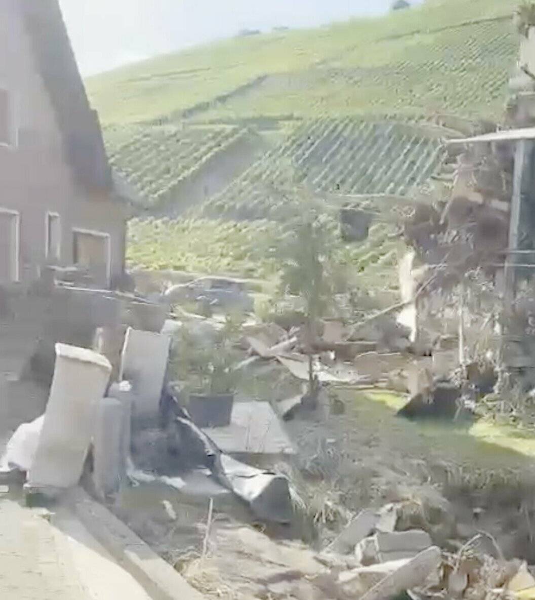  Der Widerspruch: Die schöne Landschaft mit Weinbergen und die Zerstörung in den Orten. 