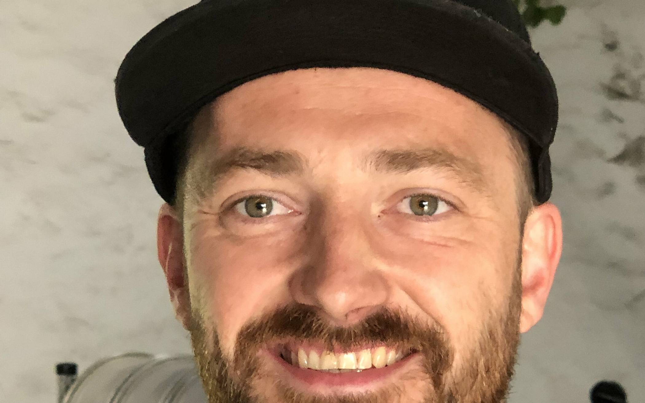 Leo Schmitz berichtet von einer riesigen Welle der Hilfsbereitschaft: Als er und seine Leute am vergangenen Samstag zum ersten Hilfseinsatz an die Ahr fuhren, hatten sie 300 Brötchen („Herter“), 300 Würstchen („Lidl“) sowie palettenweise Klopapier und Mineralwasser („Vinotheka“) mit dabei. 