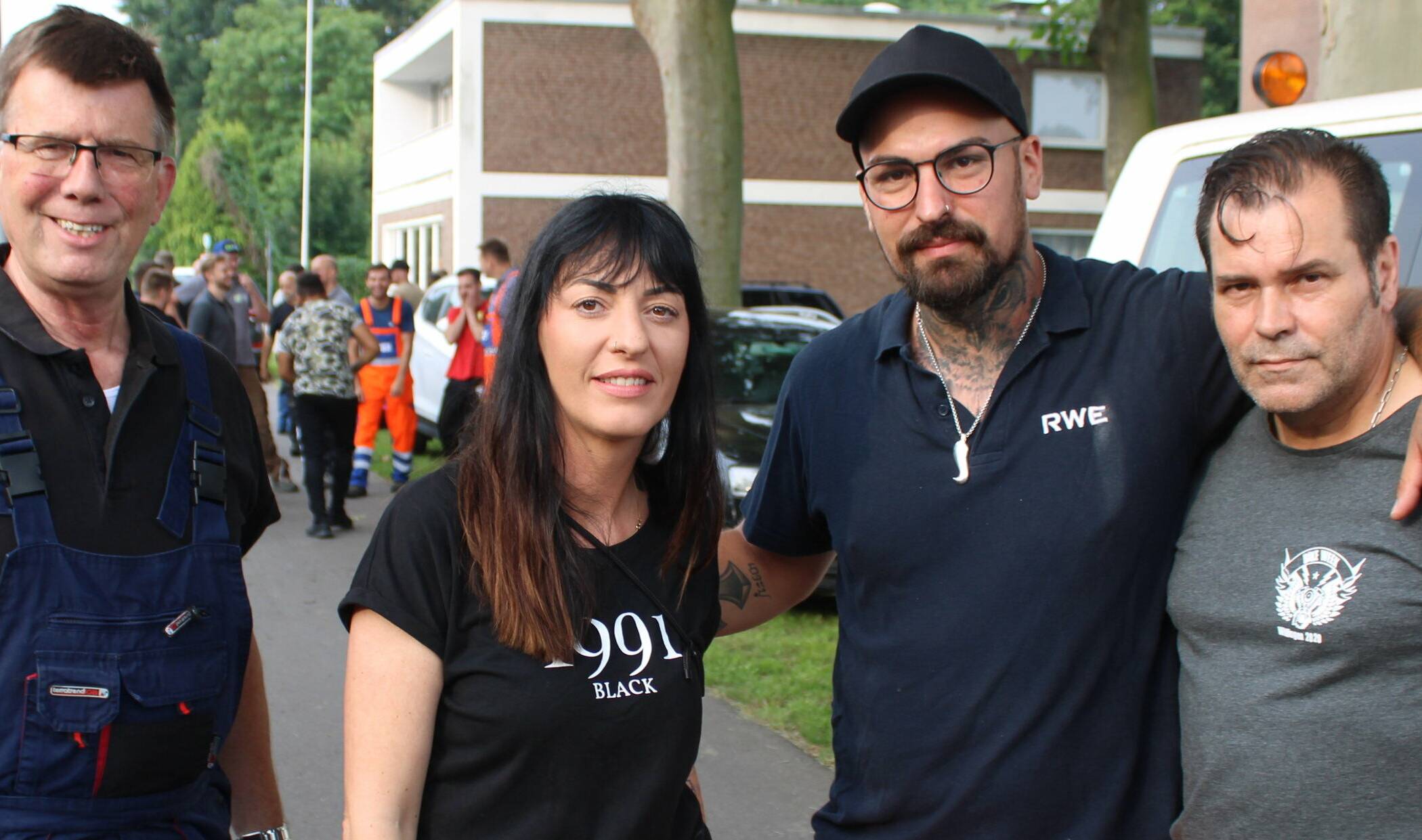  Vanessa Döpp mit einigen ihrer Unterstützer: Busunternehmer Stefan Fücker, Tobias Jäger-Lenné und Fernando Campo (von links). 